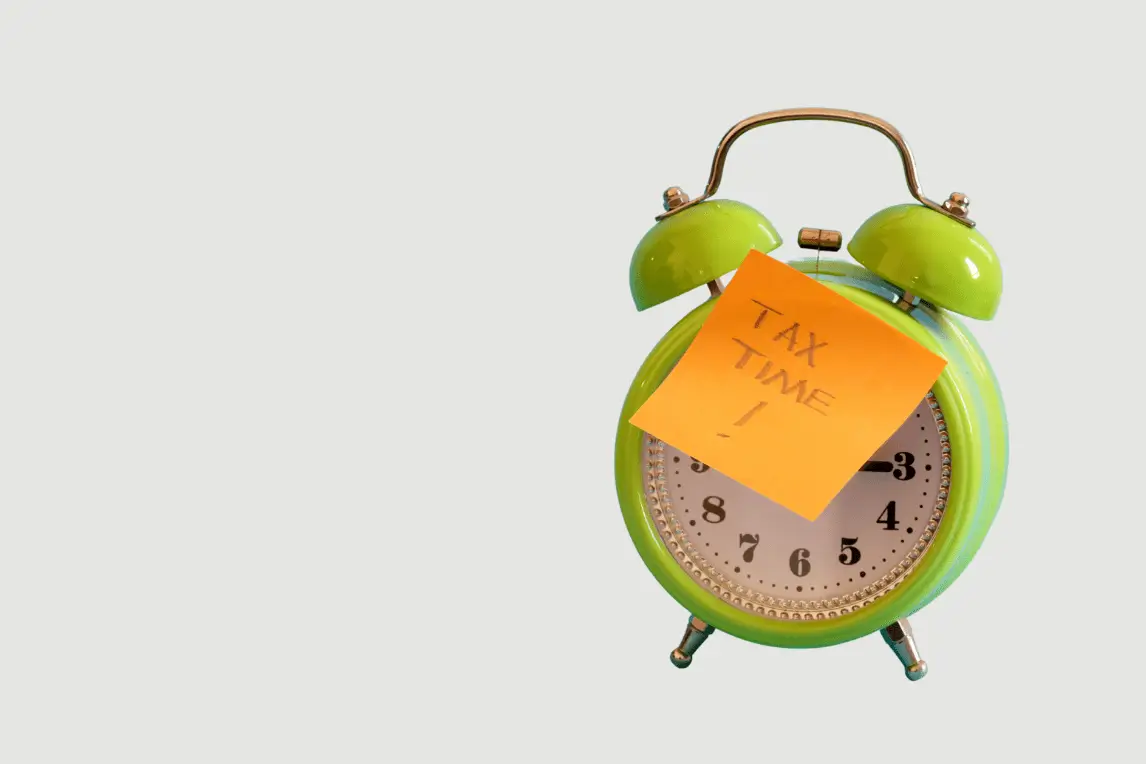 Wecker mit Steuerzeit-Notiz