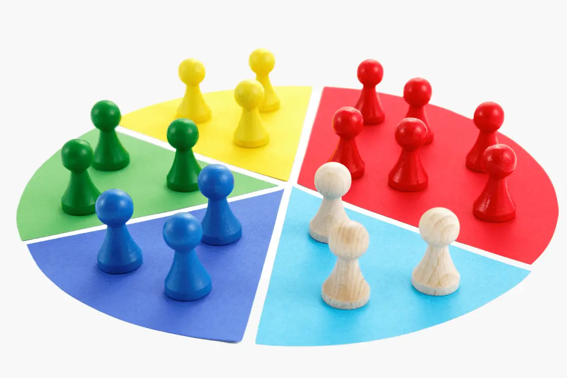 Bunte Spielfiguren auf einem Kreis