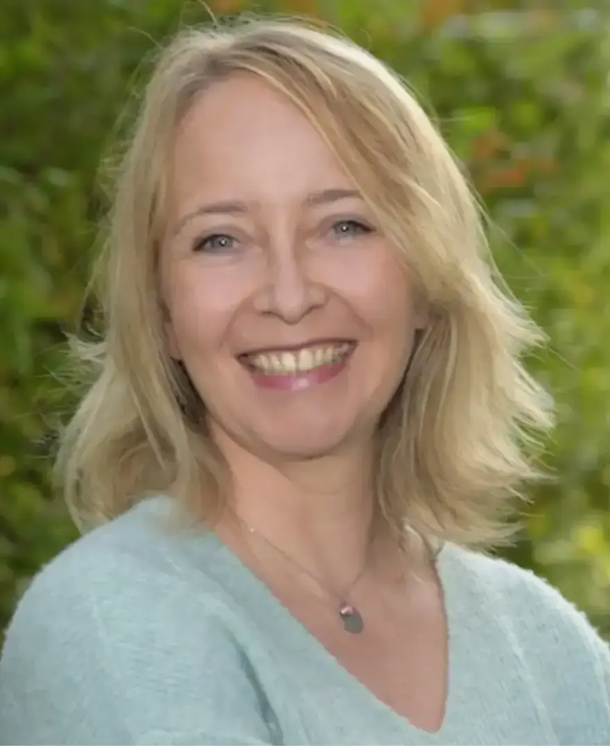 Photo Nathalie Querformat mit Bäumen im Hintergrund