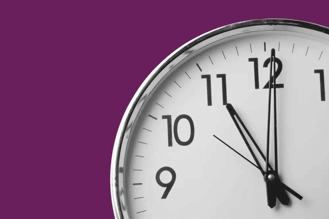 Uhr zeigt kurz vor zwölf an