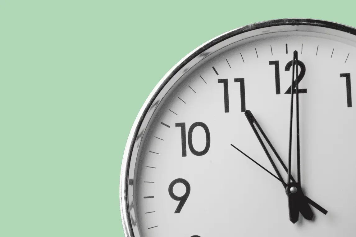 Uhr zeigt kurz vor zwölf an.