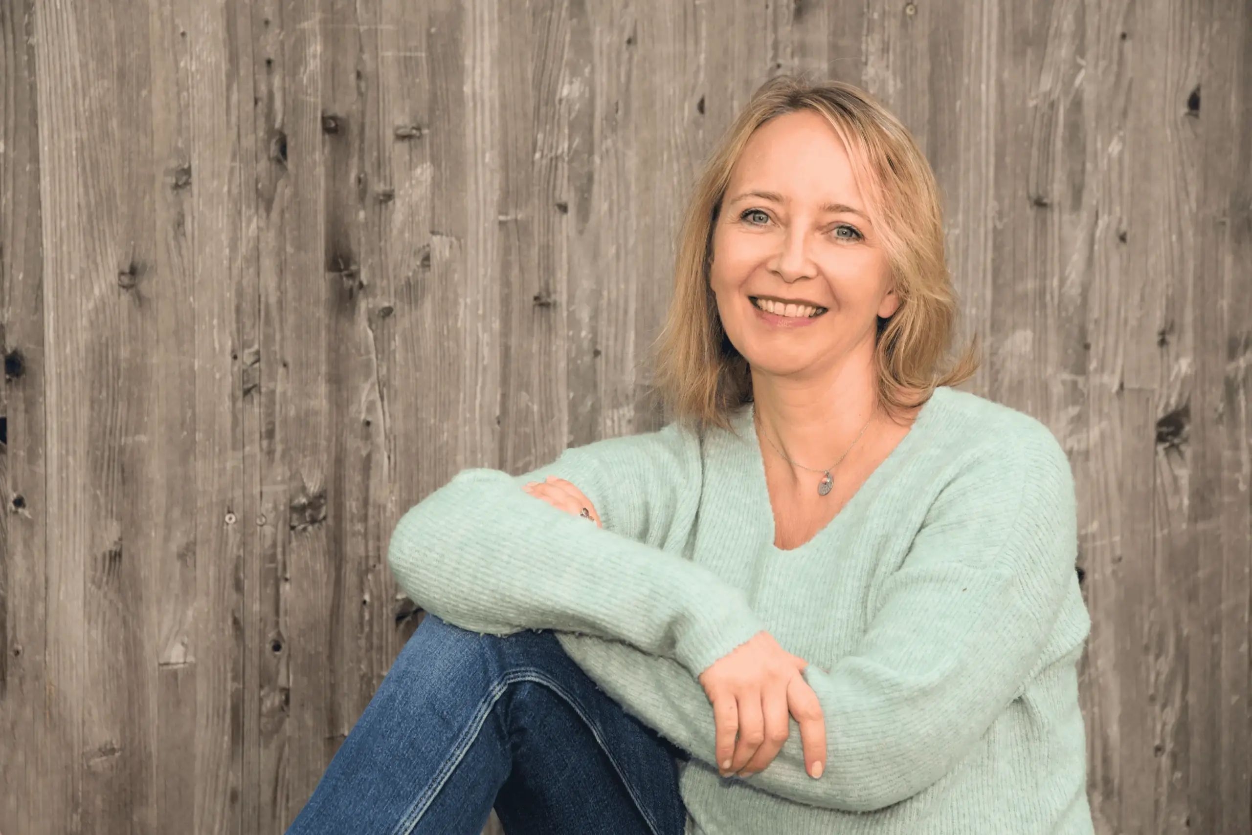 Photo Nathalie Querformat vor Scheune